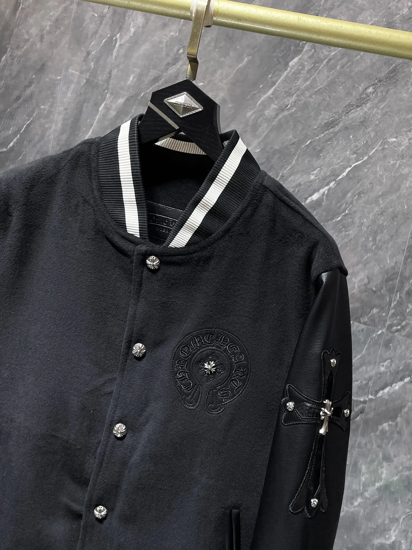 P436 new highest version! Chrome Hearts 🍁Winter clothing is here🍁 Sanskrit cross woolen leather sleeves spliced ​​with baseball embroidery cotton clothes, heavy embroidery ➕ special craftsmanship for double sleeve splicing, counter synchronization, heavy industry! ! Customized version of thickened woolen fabric, silk lining, customized version of hardware, not the ordinary version on the market! ! 🌈Recommended colors: black red 🌈Code numbers: S, M, L, XL